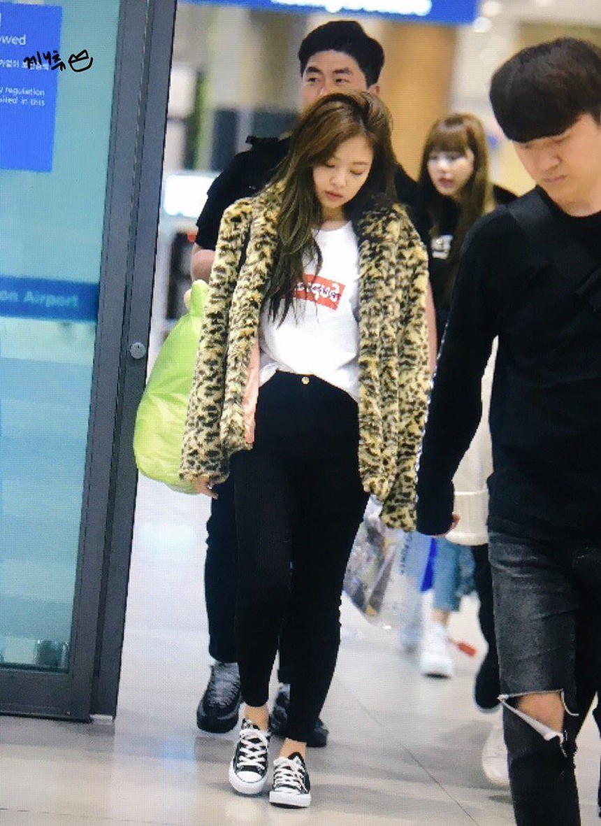 Thời trang sân bay thăng hạng theo năm tháng của Jennie Blackpink - Ảnh 6.