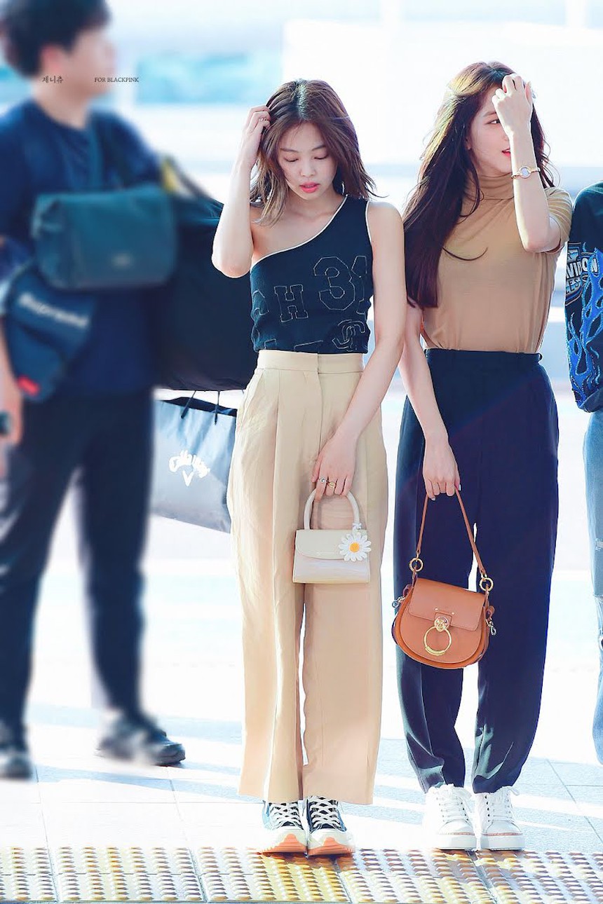 Thời trang sân bay thăng hạng theo năm tháng của Jennie Blackpink - Ảnh 10.
