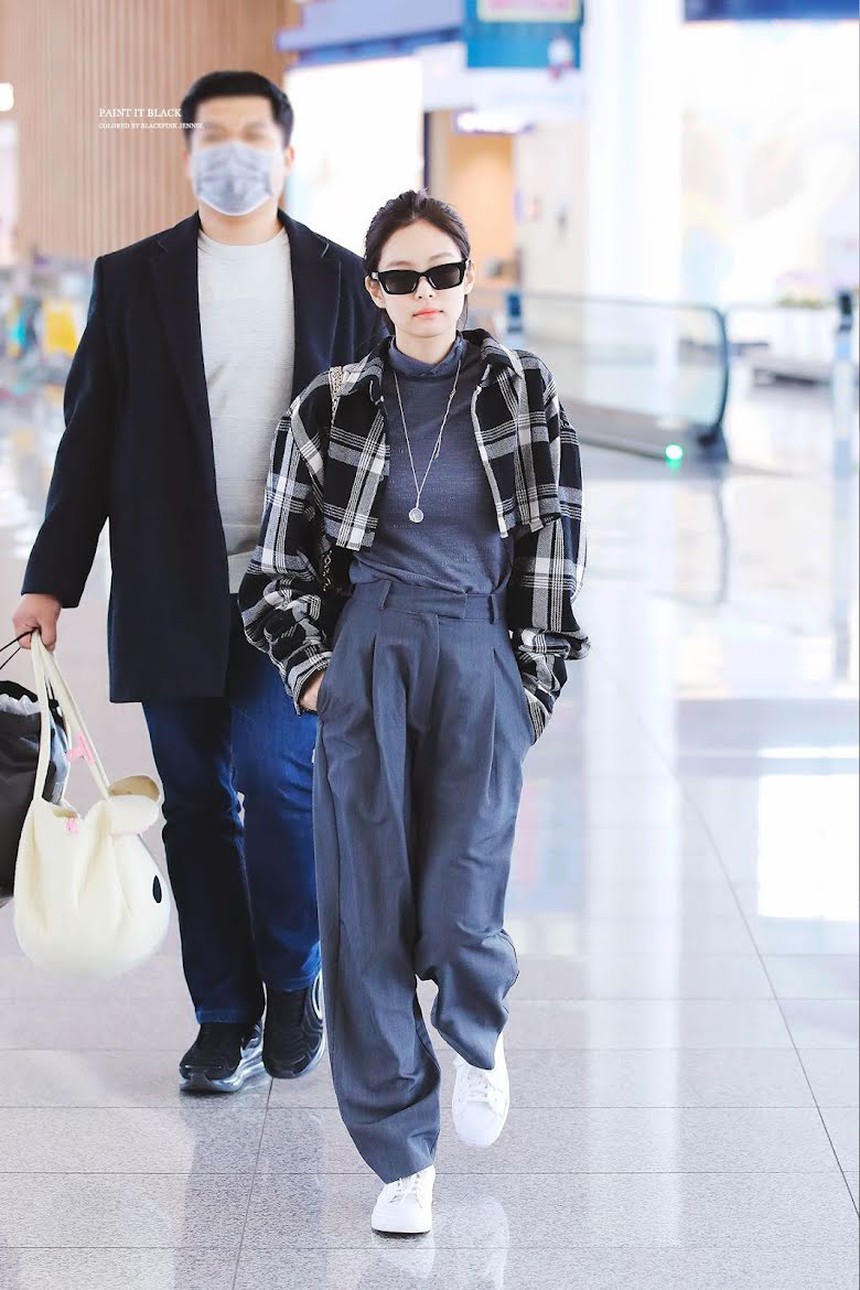 Thời trang sân bay thăng hạng theo năm tháng của Jennie Blackpink - Ảnh 15.