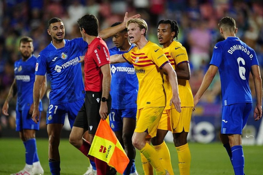 Barcelona: Bảo vệ ngôi vương bằng hàng công "móm mém" - Ảnh 1. Barcelona: Bảo vệ ngôi vương bằng hàng công "móm mém" - Ảnh 1.