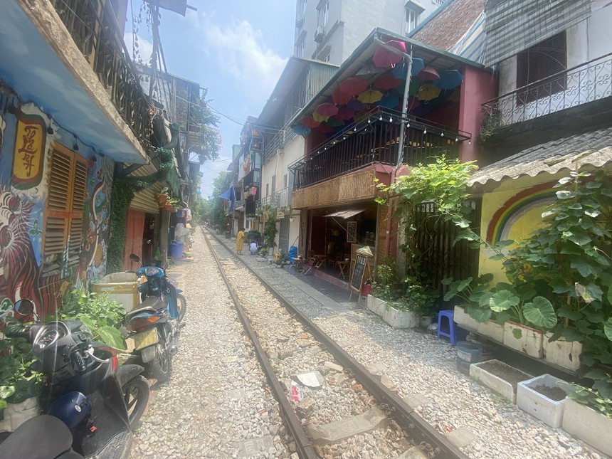 Hà Nội: Xử lý việc tái diễn kinh doanh phố cà phê đường tàu - Ảnh 1.