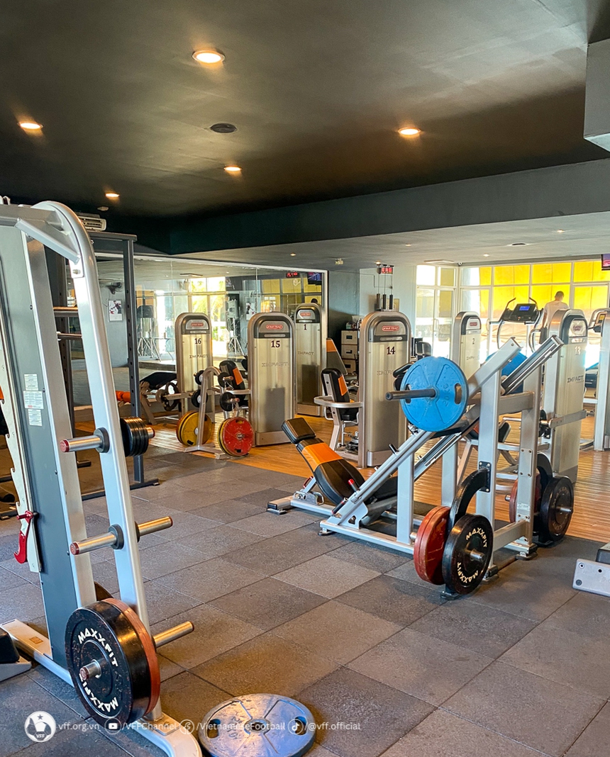 U23 Việt Nam huỷ tập sân cỏ, chuyển sang GYM - Ảnh 3.