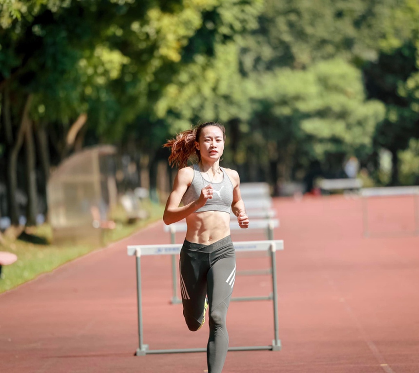 Hot girl '6 múi' của điền kinh Việt Nam khoe dáng nuột nà với bikini bên bờ biển  - Ảnh 10.