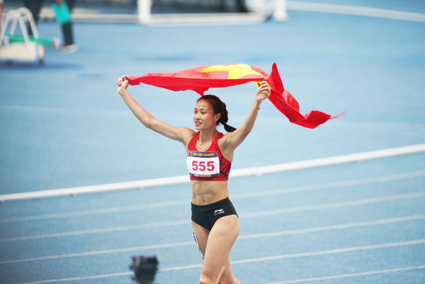 Hot girl '6 múi' của điền kinh Việt Nam khoe dáng nuột nà với bikini bên bờ biển  - Ảnh 6.