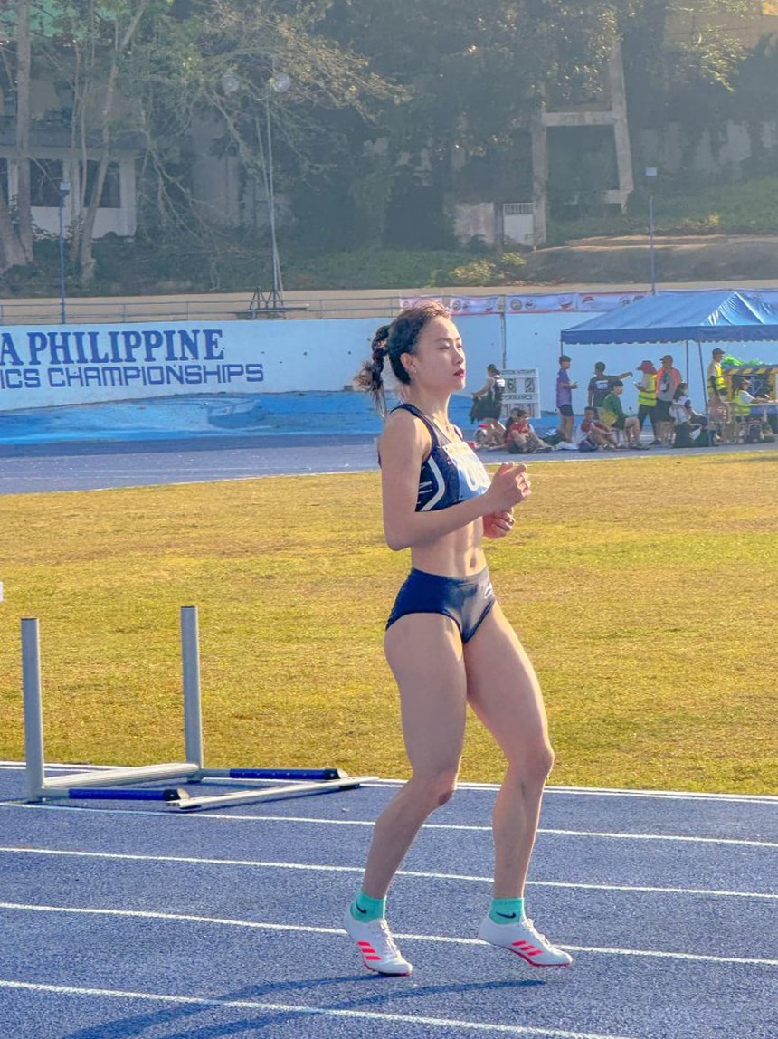 Hot girl '6 múi' của điền kinh Việt Nam khoe dáng nuột nà với bikini bên bờ biển  - Ảnh 9.