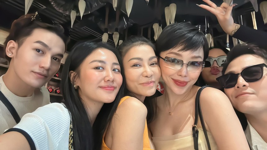 Sao Việt 17/8: Minh Hằng được xin chữ kí khi đi khám thai, Vợ chồng Bình An - Phương Nga khoe ảnh 'đi phượt' - Ảnh 3.