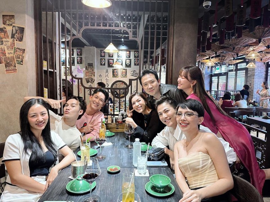 Sao Việt 17/8: Minh Hằng được xin chữ kí khi đi khám thai, Vợ chồng Bình An - Phương Nga khoe ảnh 'đi phượt' - Ảnh 4.