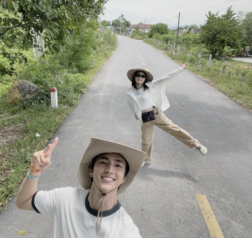 Sao Việt 17/8: Minh Hằng được xin chữ kí khi đi khám thai, Vợ chồng Bình An - Phương Nga khoe ảnh 'đi phượt' - Ảnh 2.