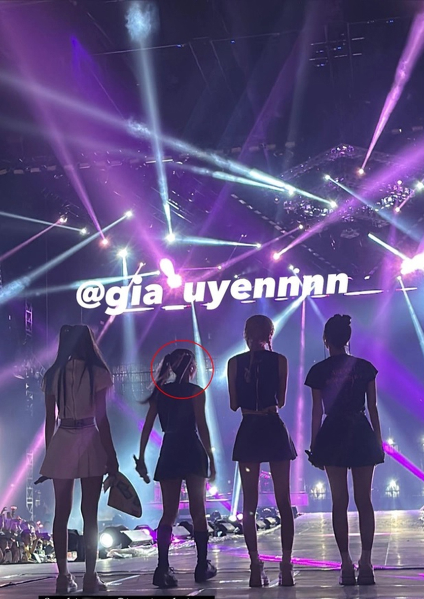 Chiều cao thật sự của Jennie Blackpink bị lộ sau khi tung 2 hình ảnh tại concert 'Born Pink' ở Hà Nội? - Ảnh 2.