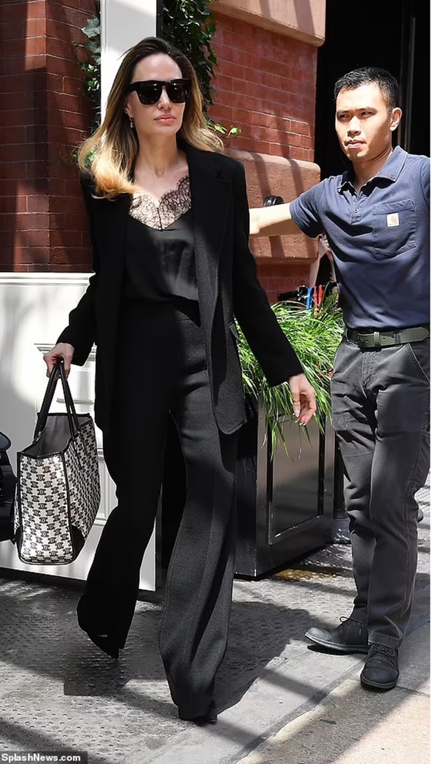 Pax Thiên trông thật cá tính, 'hộ tống' mẹ Angelina Jolie đi chơi - Ảnh 2.