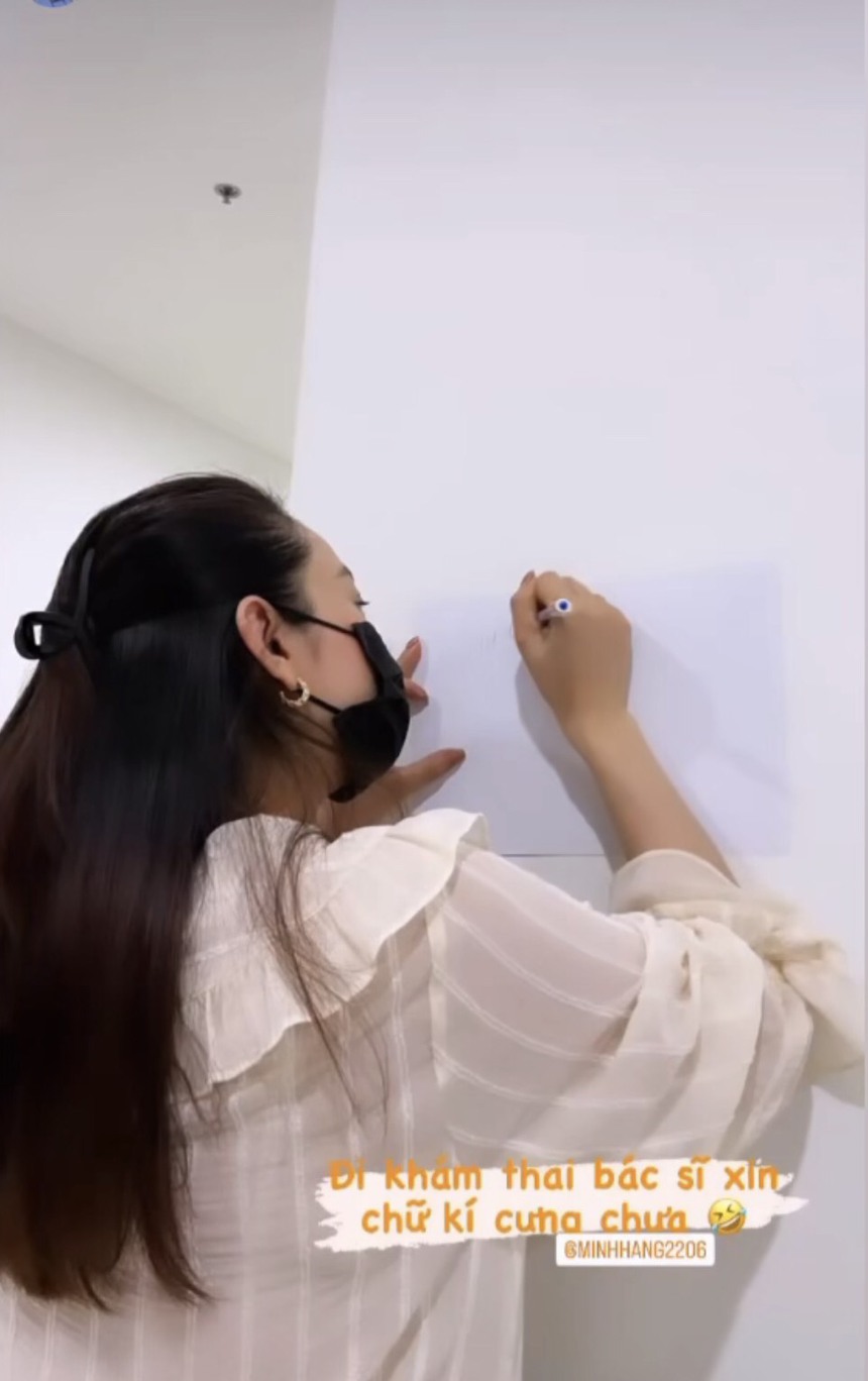 Sao Việt 17/8: Minh Hằng được xin chữ kí khi đi khám thai, Vợ chồng Bình An - Phương Nga khoe ảnh 'đi phượt' - Ảnh 1.