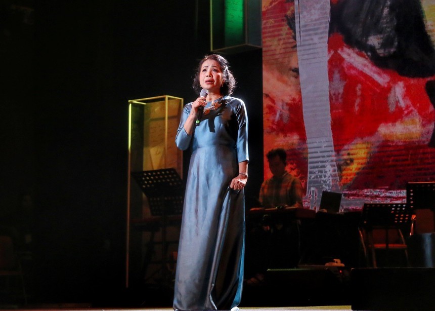 Xúc động đêm thơ nhạc kịch 'Gió và tình yêu thổi trên đất nước tôi' - Ảnh 5.