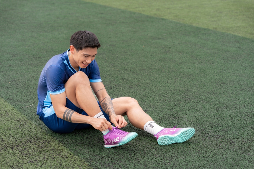 Văn Hậu, Hoàng Đức cùng Wika ra mắt giày thi đấu - Ảnh 2.