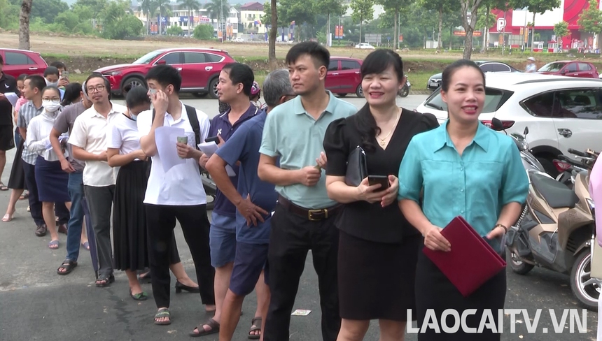 Khán giả xếp hàng từ 2h sáng, chờ mua vé xem VTV Cup tại Lào Cai - Ảnh 3.