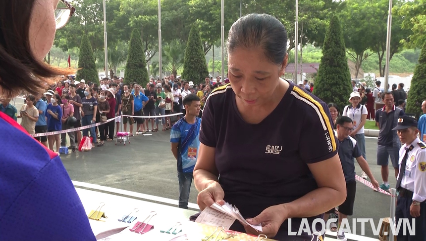 Khán giả xếp hàng từ 2h sáng, chờ mua vé xem VTV Cup tại Lào Cai - Ảnh 6.