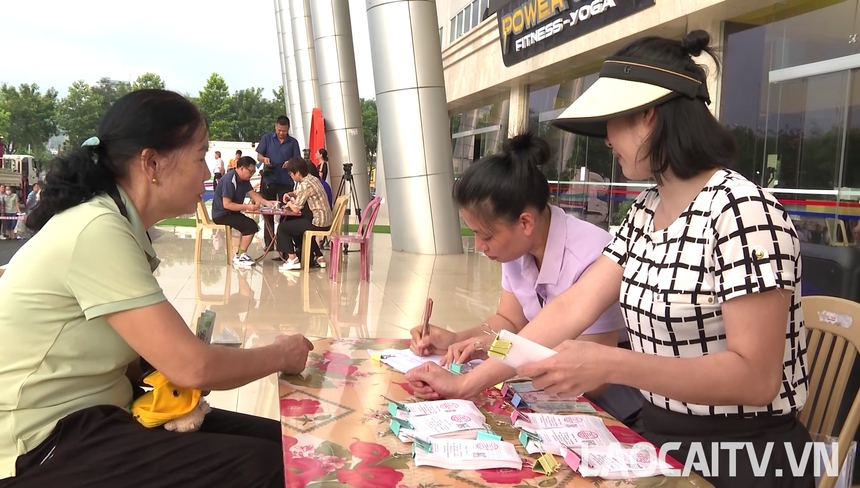 Khán giả xếp hàng từ 2h sáng, chờ mua vé xem VTV Cup tại Lào Cai - Ảnh 7.