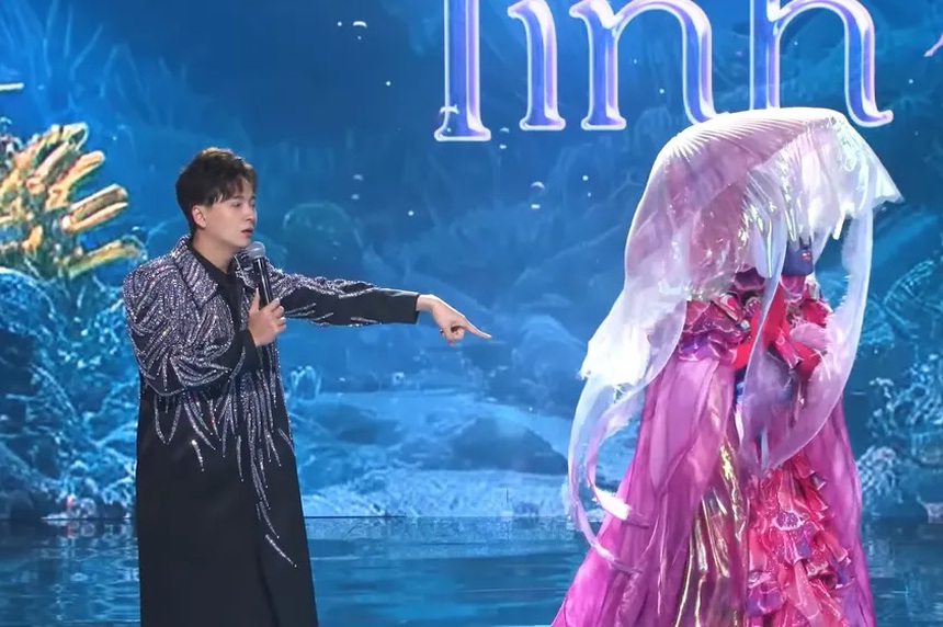 Ca sĩ mặt nạ 2 tập 3: Chuột Cherry ‘mê trai’, Madame Vịt là Hòa Minzy? - Ảnh 2.