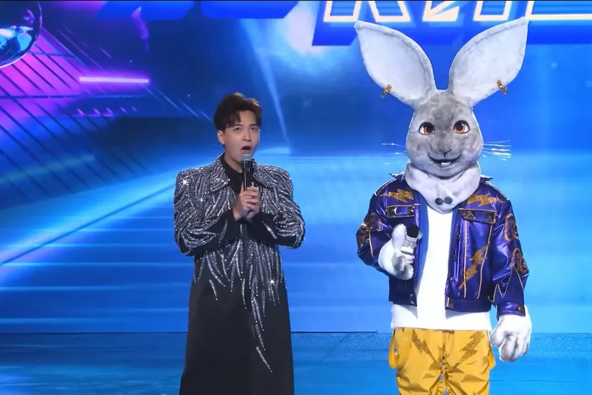 Ca sĩ mặt nạ 2 tập 3: Chuột Cherry ‘mê trai’, Madame Vịt là Hòa Minzy? - Ảnh 3.