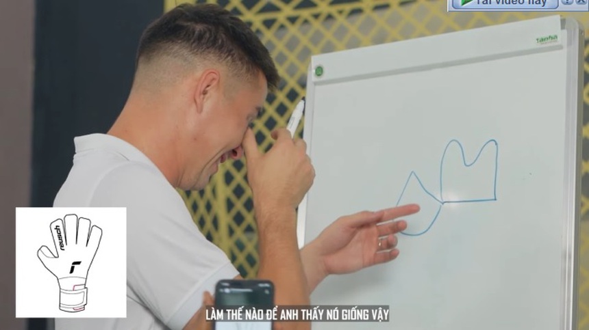 Thủ thành Filip Nguyễn thể hiện tài 'họa sĩ' khiến đồng đội... cạn lời - Ảnh 2.