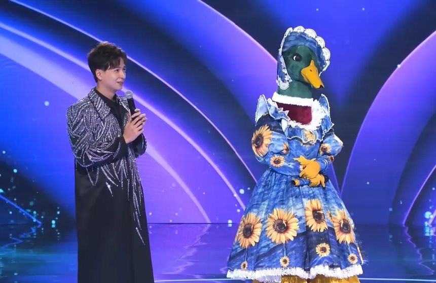 Ca sĩ mặt nạ 2 tập 3: Chuột Cherry ‘mê trai’, Madame Vịt là Hòa Minzy? - Ảnh 4.