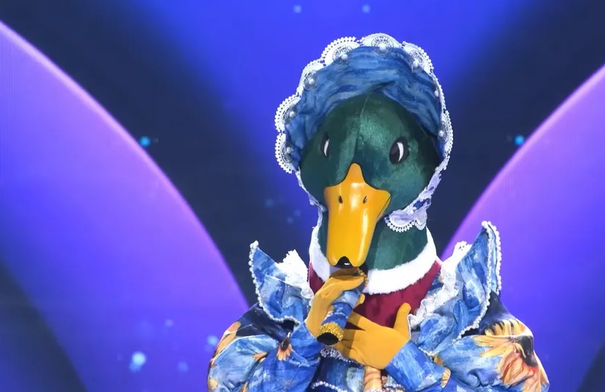 Ca sĩ mặt nạ 2 tập 3: Chuột Cherry ‘mê trai’, Madame Vịt là Hòa Minzy? - Ảnh 5.