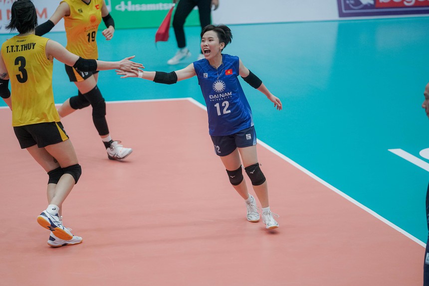Độc lạ ĐT bóng chuyền nữ Việt Nam: HLV cho libero tập làm chuyền hai, fan thích thú chờ VTV Cup - Ảnh 3.