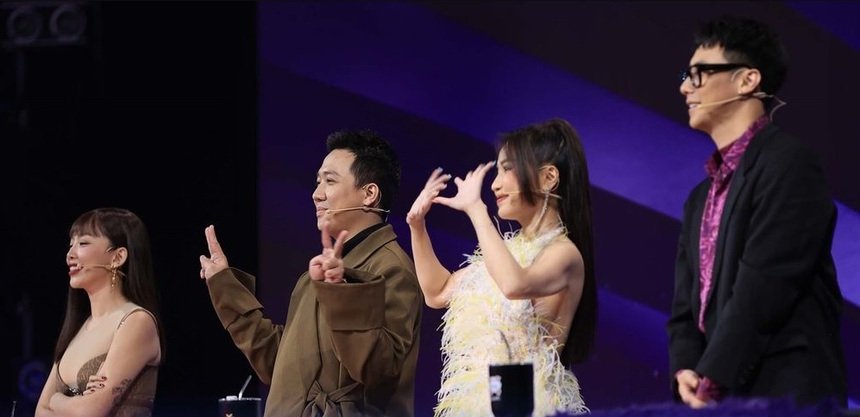 Ca sĩ mặt nạ 2 tập 3: Chuột Cherry ‘mê trai’, Madame Vịt là Hòa Minzy? - Ảnh 1.