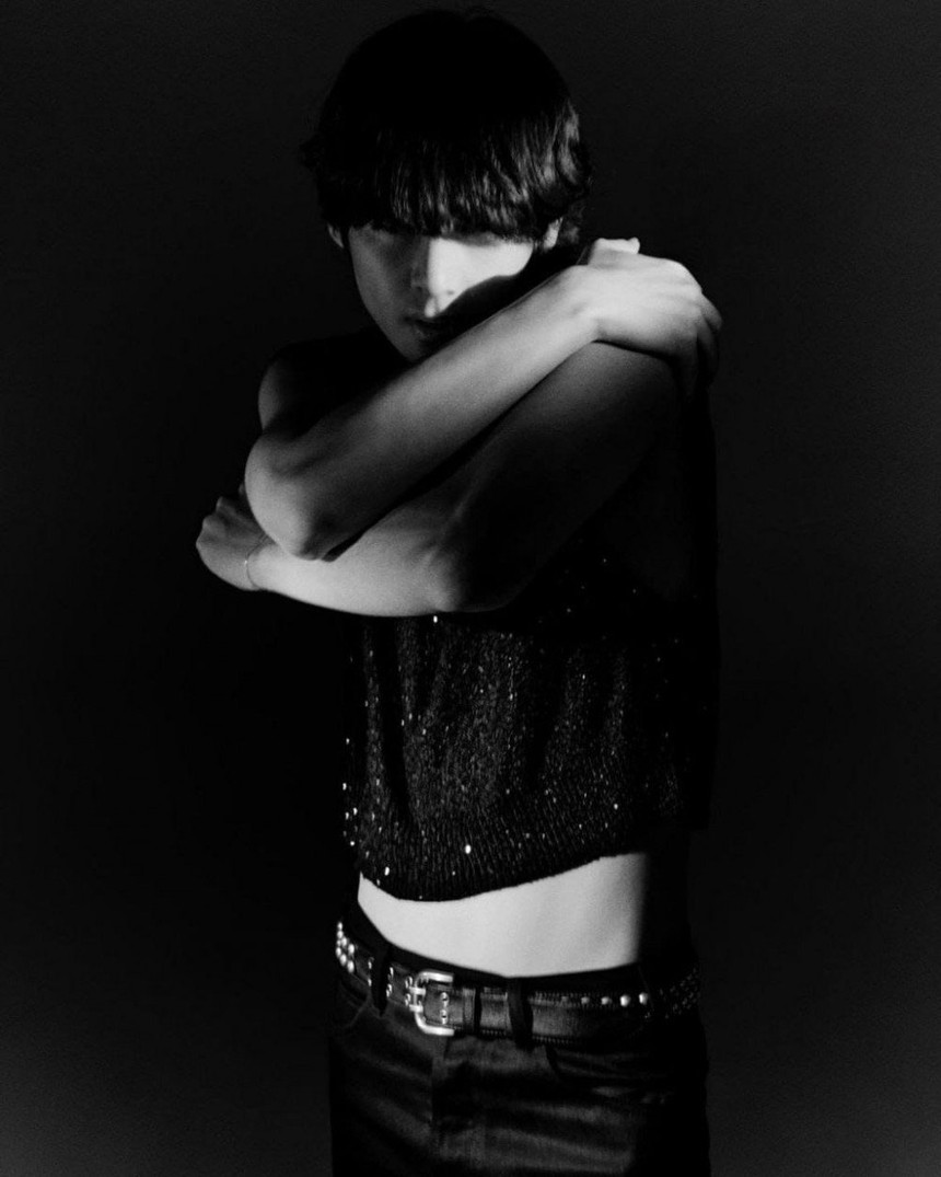 V BTS là nam ca sĩ solo thứ 2 sau Elton John lên bìa tạp chí 'POP' của Anh - Ảnh 10.