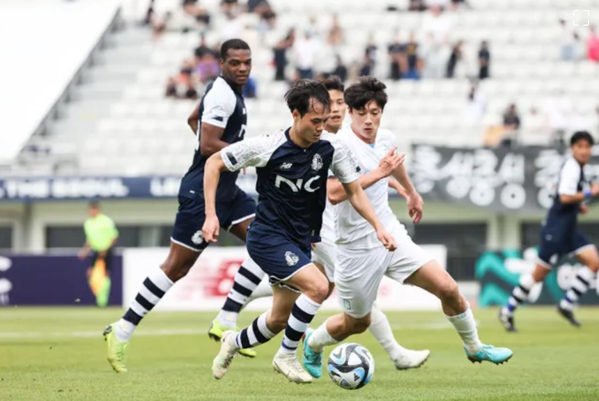 Tin nóng bóng đá Việt sáng 16/11: Văn Toàn xin lời khuyên từ Công Phượng, HLV Troussier 'truyền lửa' cho cầu thủ - Ảnh 2.