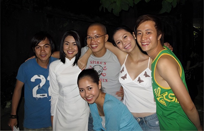 Dàn sao 'Bỗng dưng muốn khóc' sau 15 năm: Người độc thân vui tính, người rời showbiz theo chồng định cư - Ảnh 2.