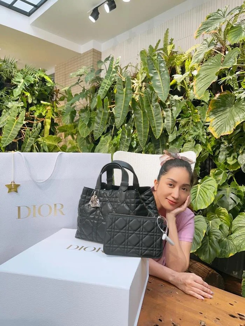 Sao Việt 19/8: Khánh Thi khoe được ông xã tặng quà, Trung Quân Idol nhập viện gấp vì tai nạn - Ảnh 1.