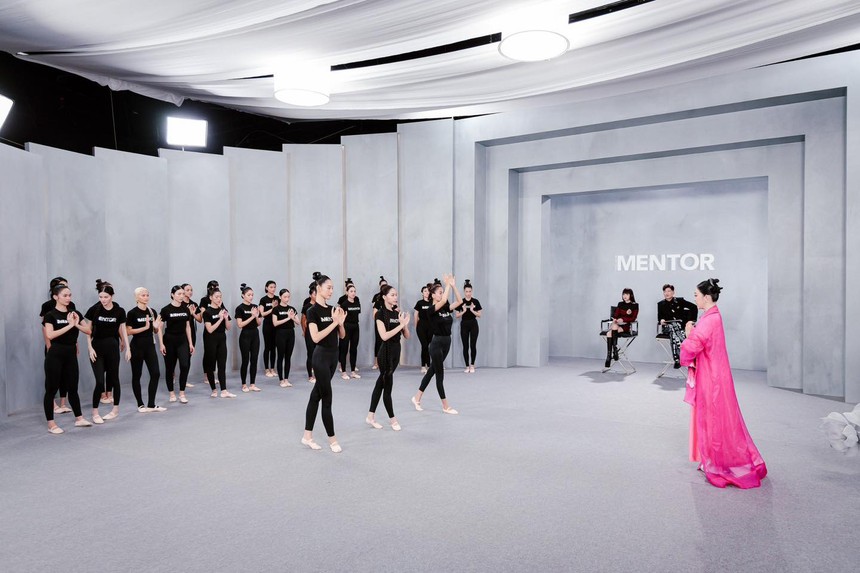 Thanh Hằng bất lực khi nhìn 2 "gà chiến" ra về ngay ngày đầu ra quân - Ảnh 1. Thanh Hằng bất lực khi nhìn 2 "gà chiến" ra về ngay ngày đầu ra quân - Ảnh 1.