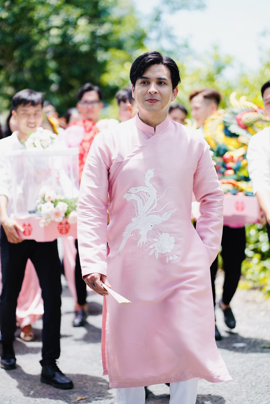 Đám hỏi Hồ Quang Hiếu: Nhà trai chèo ghe đi hỏi vợ, cô dâu vòng vàng đeo trĩu cổ - Ảnh 4. Đám hỏi Hồ Quang Hiếu: Nhà trai chèo ghe đi hỏi vợ, cô dâu vòng vàng đeo trĩu cổ - Ảnh 4.