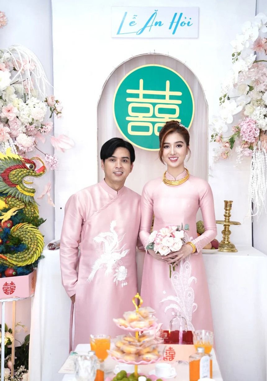 Đám hỏi Hồ Quang Hiếu: Nhà trai chèo ghe đi hỏi vợ, cô dâu vòng vàng đeo trĩu cổ - Ảnh 2. Đám hỏi Hồ Quang Hiếu: Nhà trai chèo ghe đi hỏi vợ, cô dâu vòng vàng đeo trĩu cổ - Ảnh 2.