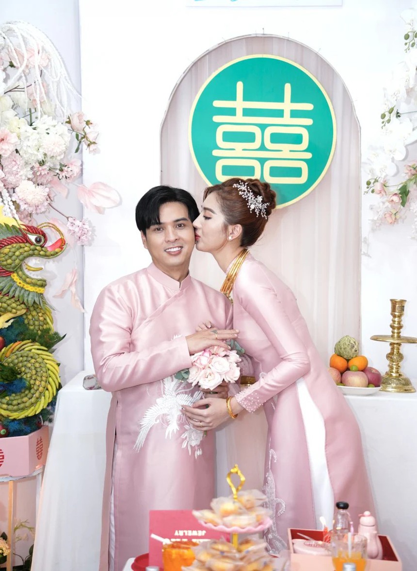 Đám hỏi Hồ Quang Hiếu: Nhà trai chèo ghe đi hỏi vợ, cô dâu vòng vàng đeo trĩu cổ - Ảnh 7. Đám hỏi Hồ Quang Hiếu: Nhà trai chèo ghe đi hỏi vợ, cô dâu vòng vàng đeo trĩu cổ - Ảnh 7.