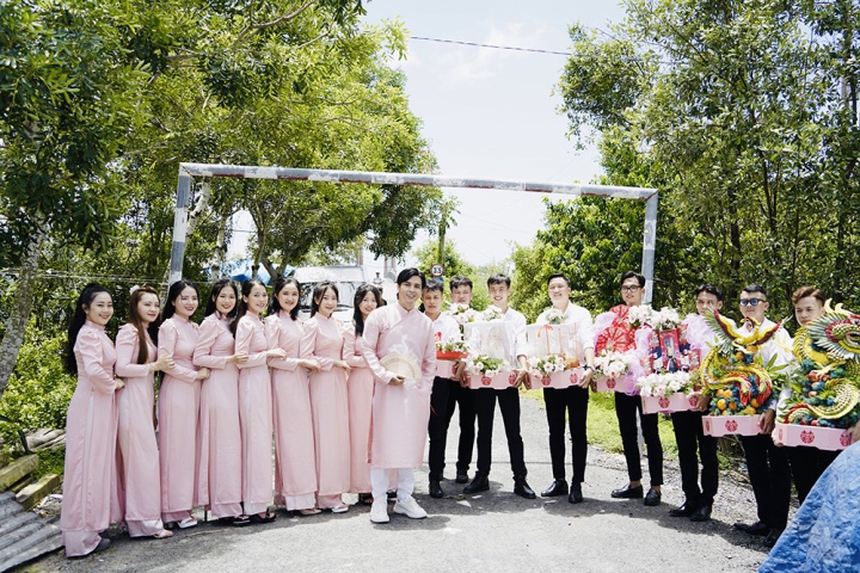 Hồ Quang Hiếu ngồi xuồng đi hỏi vợ, gây xúc động với 6 lời hứa hôn nhân - Ảnh 2.