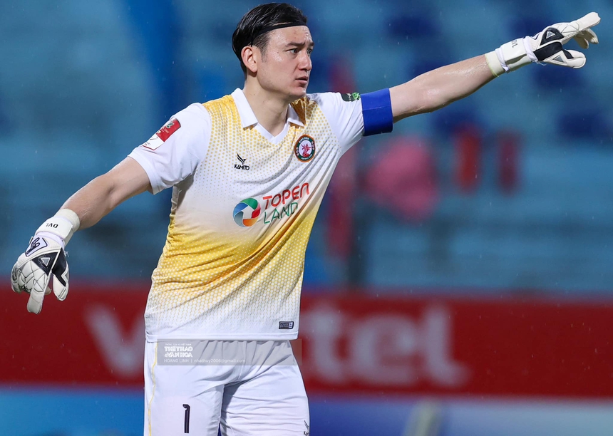 Thủ môn Văn Lâm: ‘Quyết tâm chiến đấu cùng toàn đội, không chỉ vì có HLV Troussier theo dõi’ - Ảnh 2.