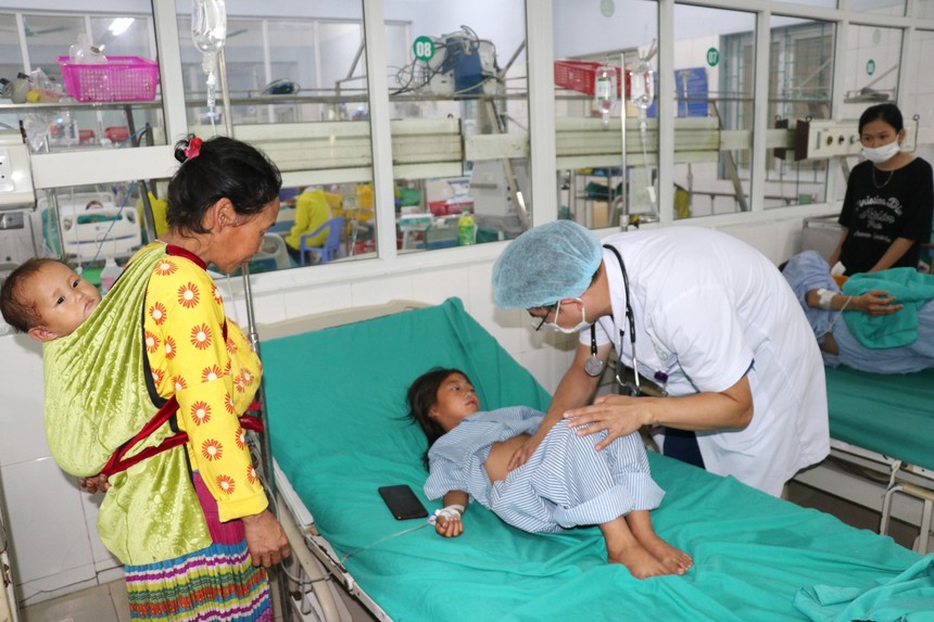 Vụ ngộ độc quả hồng châu: Một trẻ tử vong, chuyển 3 trẻ về Bệnh viện Nhi Trung ương - Ảnh 1.