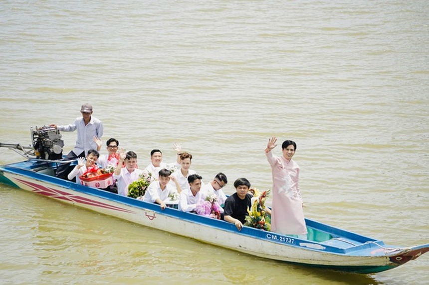 Hồ Quang Hiếu ngồi xuồng đi hỏi vợ, gây xúc động với 6 lời hứa hôn nhân - Ảnh 1.