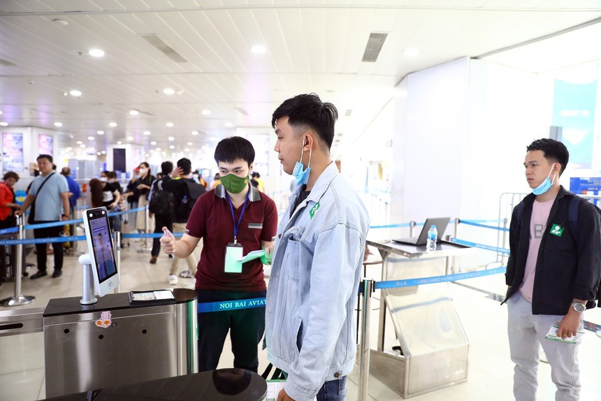 Chính thức sử dụng VNeID đối với khách làm thủ tục đi tàu bay - Ảnh 1.