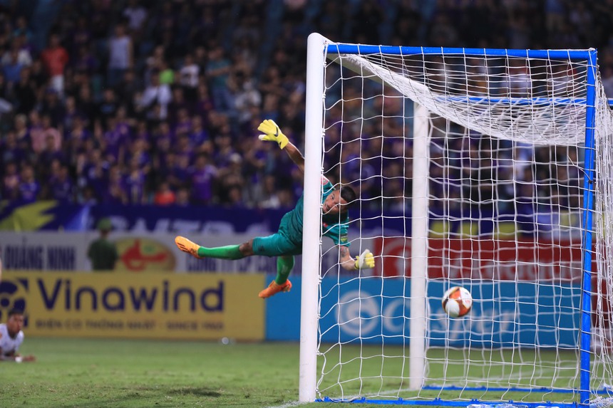 "Thợ săn siêu phẩm" đưa Hà Nội FC lên đỉnh cao V-League - Ảnh 1. "Thợ săn siêu phẩm" đưa Hà Nội FC lên đỉnh cao V-League - Ảnh 1.