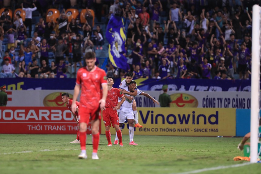 "Thợ săn siêu phẩm" đưa Hà Nội FC lên đỉnh cao V-League - Ảnh 2. "Thợ săn siêu phẩm" đưa Hà Nội FC lên đỉnh cao V-League - Ảnh 2.