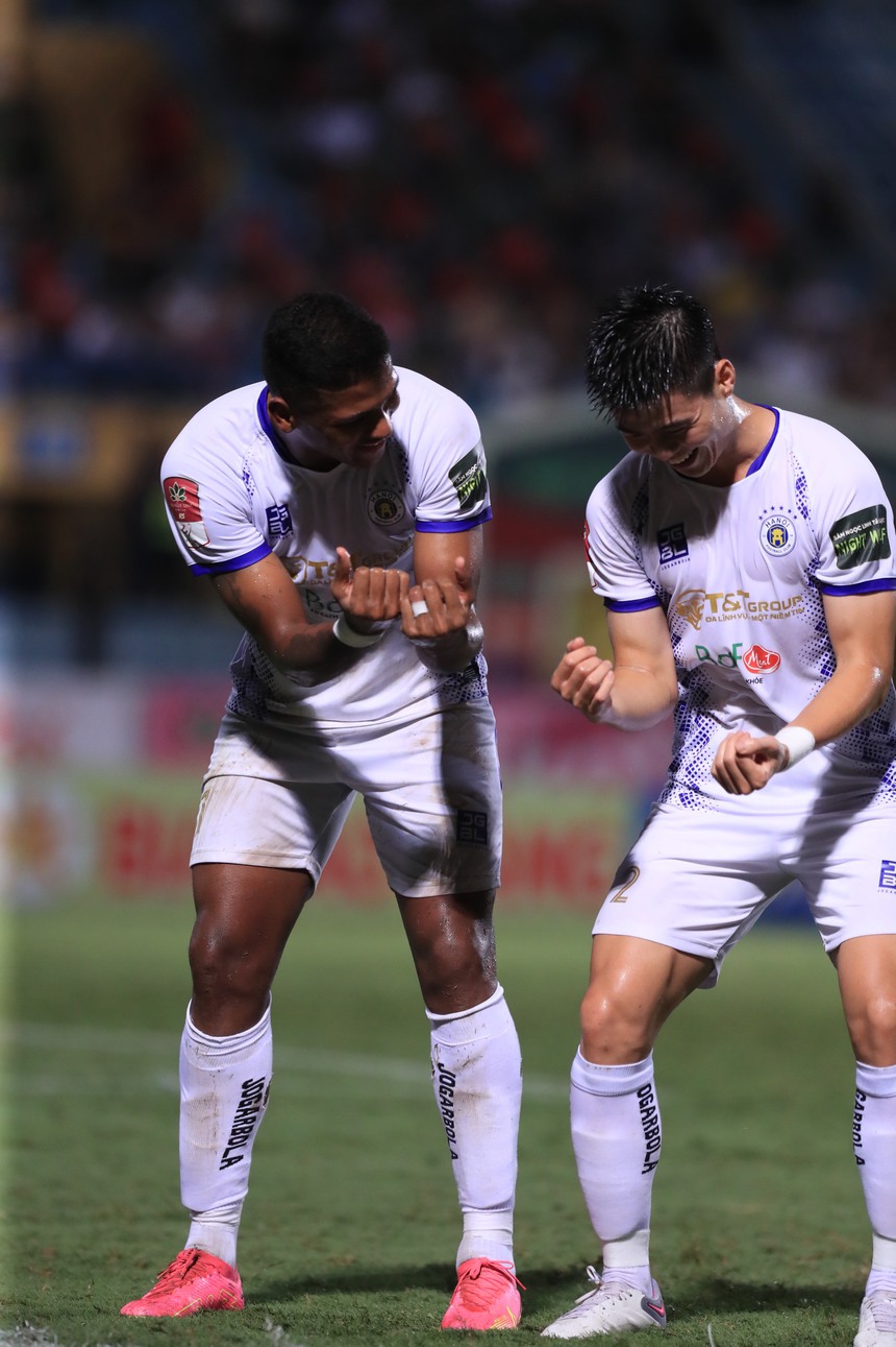 "Thợ săn siêu phẩm" đưa Hà Nội FC lên đỉnh cao V-League - Ảnh 3. "Thợ săn siêu phẩm" đưa Hà Nội FC lên đỉnh cao V-League - Ảnh 3.