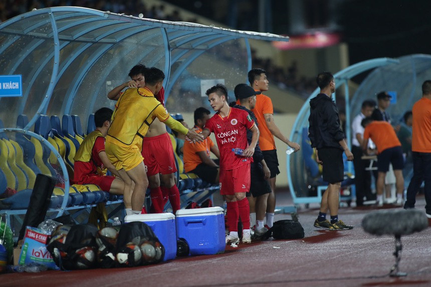 Liên tiếp bị rút ra sớm, Quang Hải nhìn 2 ngoại binh ghi bàn giúp CAHN ngược dòng thắng Nam Định - Ảnh 2. Liên tiếp bị rút ra sớm, Quang Hải nhìn 2 ngoại binh ghi bàn giúp CAHN ngược dòng thắng Nam Định - Ảnh 2.