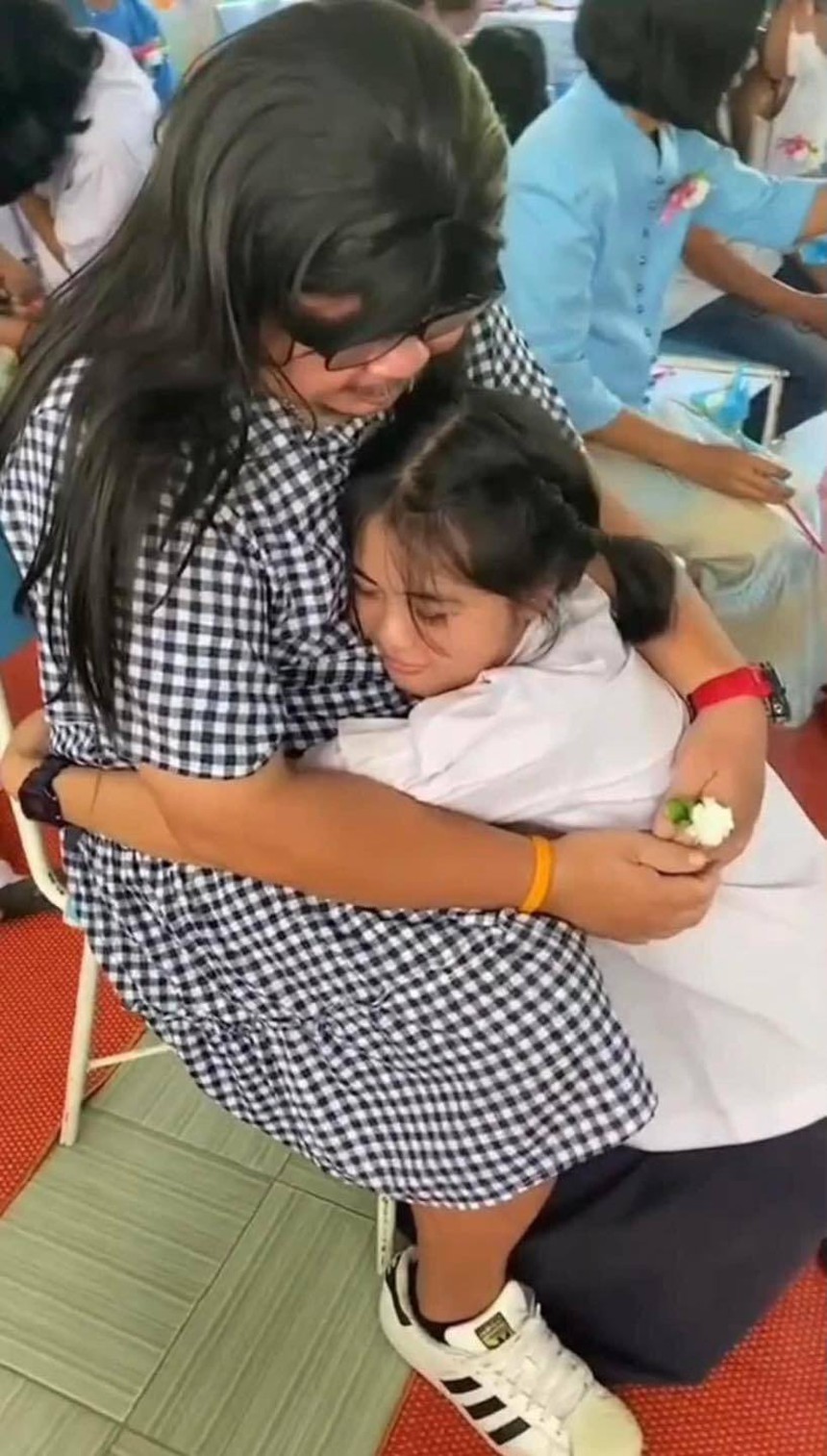 Bố đơn thân giả nữ đến trường con nhân Ngày của Mẹ, không bao giờ để con thiệt thòi - Ảnh 3.