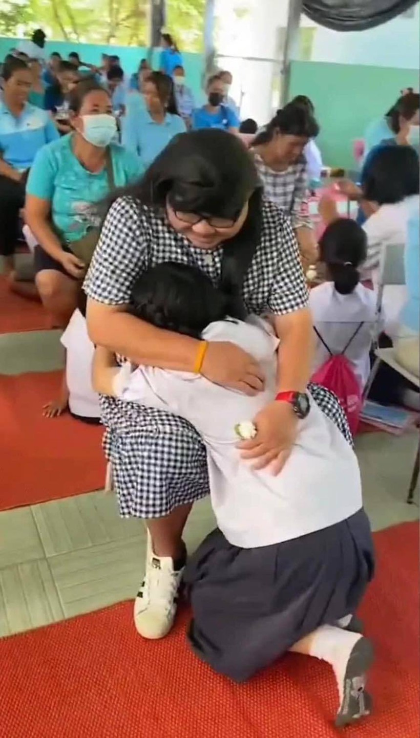 Bố đơn thân giả nữ đến trường con nhân Ngày của Mẹ, không bao giờ để con thiệt thòi - Ảnh 6.