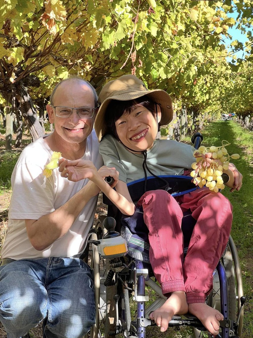 Thả thính chỉ bằng tách trà, cô gái khiếm khuyết nên duyên cùng chồng Tây - Ảnh 3.