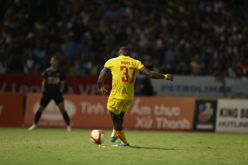 Cựu sao Viettel đá quả 11m quyết định giúp Thanh Hóa đăng quang nghẹt thở - Ảnh 6. Cựu sao Viettel đá quả 11m quyết định giúp Thanh Hóa đăng quang nghẹt thở - Ảnh 6.