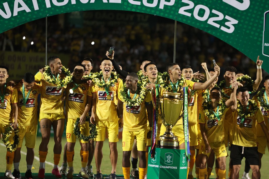 Cựu sao Viettel đá quả 11m quyết định giúp Thanh Hóa đăng quang nghẹt thở - Ảnh 3. Cựu sao Viettel đá quả 11m quyết định giúp Thanh Hóa đăng quang nghẹt thở - Ảnh 3.