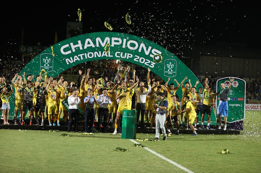 Cựu sao Viettel đá quả 11m quyết định giúp Thanh Hóa đăng quang nghẹt thở - Ảnh 5. Cựu sao Viettel đá quả 11m quyết định giúp Thanh Hóa đăng quang nghẹt thở - Ảnh 5.